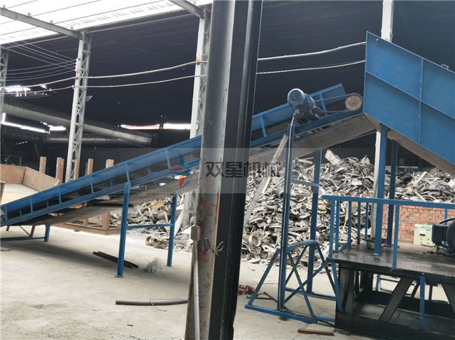 <a href='http://oaphp.cn/psxl/4.html' target='_blank'><span>廢鋼破碎機(jī)</span></a>客戶現(xiàn)場(chǎng)拍攝