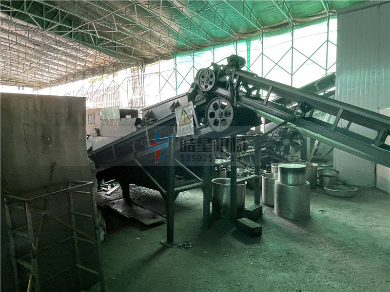 斷橋鋁破碎機(jī)<a href='http://oaphp.cn/psxl/1279.html' target='_blank'><span>廢鋁破碎</span></a>分選現(xiàn)場(chǎng)
