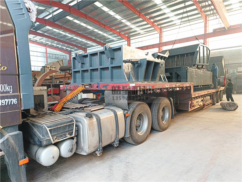 1800型<a href='http://oaphp.cn' target='_blank'><span>鋁合金破碎機</span></a>設(shè)備裝車發(fā)貨