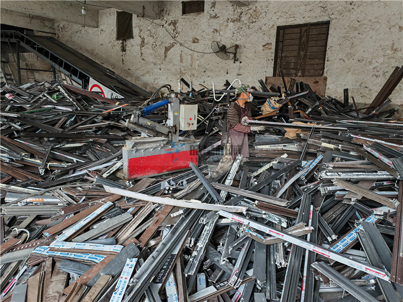 <a href='http://oaphp.cn/psxl/1278.html' target='_blank'><span>斷橋鋁破碎</span></a>現(xiàn)場(chǎng)